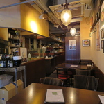 オープンキッチンの活気と木のぬくもり。平日のランチから週末のディナーまで、本格的な味を気軽に。