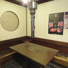 全席テーブル席でご用意しております。複数卓を一緒にご利用も可能なので、少人数～大人数で使いやすいお店です！