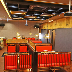 ご家族やご友人とのカジュアルな食事シーンから、会社宴会や歓送迎会などの賑やかな集まりまで幅広くご利用いただけるテーブル席です。席間隔を広く取ったゆったりとした内観で、周りを気にせずリラックスしてお過ごしいただけます。本格四川料理のコースと美味しいドリンクを心ゆくまでお楽しみください。