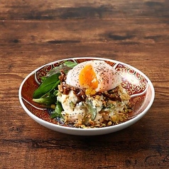 温玉をのせた鰹節煮のポテトサラダ
