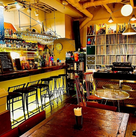 本と音と、語らいの夜。大人の秘密基地。