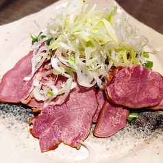 【芋焼酎とのペアリングにおすすめ】岩塩仕込み豚タンスモーク～レモンソース和え～