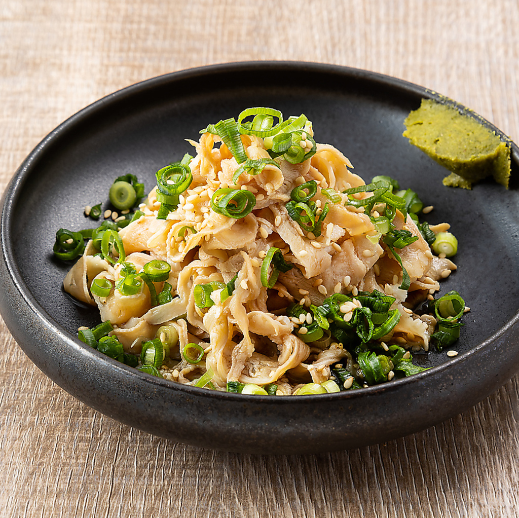 牛もつを使用した柔らか牛すもつはクセがなくさっぱりとしています。自家製の九州ポン酢と柚子胡椒で