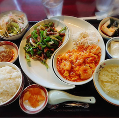 コスパ抜群！12種類のメインから選べる定食やセットが◎