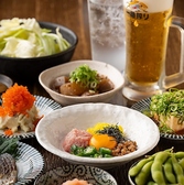 ほっとけやのおつまみは、どれも“あと一杯”がすすむ名脇役たち。京風の味つけに、香ばしさやコクを効かせた手づくり仕上げ。焼き、揚げ、和え、ひと工夫。定番も、ちょっとした驚きも…「これこれ、こういうのでいい」が、ちゃんとうまい。一口で気持ちがほぐれる、そんな酒の友を揃えました。