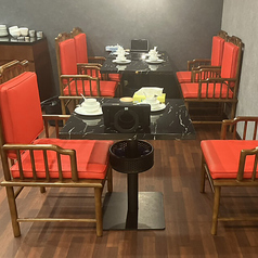 ご家族やご友人とのカジュアルな食事シーンから、会社宴会や歓送迎会などの賑やかな集まりまで幅広くご利用いただけるテーブル席です。席間隔を広く取ったゆったりとした内観で、周りを気にせずリラックスしてお過ごしいただけます。本格四川料理のコースと美味しいドリンクを心ゆくまでお楽しみください。