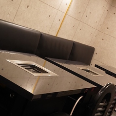 当店のテーブル席にはノンダクト式無煙ロースターを完備しております。これにより、気になる煙や臭いが出ないため、ご家族やご友人とのカジュアルな食事シーンに最適です。圧迫感のない内観の中で、臭いを気にせず美味しい和牛を心ゆくまでお楽しみください。快適な空間で、賑やかな焼肉のひとときをお過ごしいただけます。