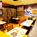 【大小さまざまなお席をご用意】店内は温かみのある明かりで雰囲気抜群♪気の合うお友達との飲み会や女子会などにぜひご利用ください。お席は人数に合わせてご用意できます。ご相談ください！新鮮な海の幸を味わいながら、ゆったりとおくつろぎください。