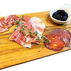 生ハムとサラミの盛合せ