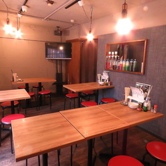 【貸切】あたたかみのある照明に木目のテーブルが居心地の良い雰囲気を演出。カジュアルでアットホームな店内では、気を張らずにお食事や会話をお楽しみいただけます♪大人数でのご宴会や、ご友人やご家族とのご利用にオススメです。※平日10名～貸切可能です！週末もお気軽にお問い合わせ下さい！