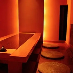 6～8名様までご利用いただけるお座敷の完全個室。気兼ねなくお楽しみいただける空間です。