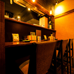 【カウンター席】あえて店内１番奥に配置されたカウンター席。おひとりさまやカップルでのデート、仲の良いご友人とゆったりと周りを気にせず落ち着いた時間をお過ごしください。１～４名様まで