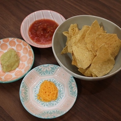 彩り3種ソースのトルティーヤチップス