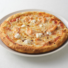 スモークサーモンのとフレッシュチーズのピザ