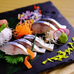 自家製〆鯖は季節に合わせて産地を変えた鮮度の良いサバを丁寧に〆てます自慢の味わいをご堪能下さい