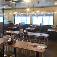 女子会や仕事帰りの一杯など使い勝手抜群なテーブル席