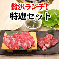 食べ放題でお腹いっぱいになるまでお肉や料理を堪能！