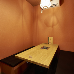 【ごゆったりしたい方へおすすめ】広々としたテーブル席をご用意。ゆったりとした空間で居心地抜群です。