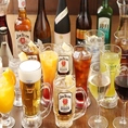 ビール、ビアカクテル、ハイボール、ウイスキー、サワー、梅酒、果実酒、マッコリ、ワイン、樽詰スパークリング、日本酒、焼酎etc…100種以上のドリンクを常時ご用意しております。年配のお客様から女子会まで、年代を気にしない豊富な飲み物の数々。飲み放題付きコースや単品飲み放題などお得なプランを多種ご用意！