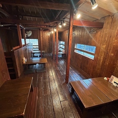 二階フロアは木の温もりあふれる落ち着いた空間で、最大20名までの貸切利用が可能です。ゆったりと配置されたテーブル席が並び、プライベート感のある雰囲気で宴会・会食・小規模パーティーに最適。温かみのある照明が心地よい時間を演出します。※２０名以上の場合はお気軽にお問い合わせください。