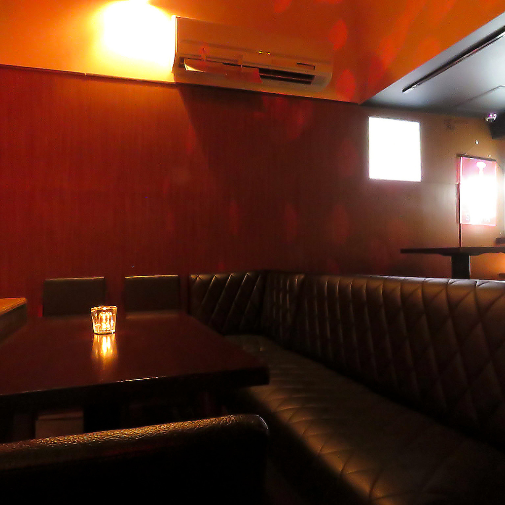 ゆったり座れるソファー席をご用意してます。くつろぎながら楽しいひとときをお過ごしいただけます。