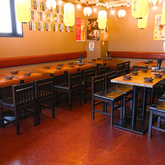 横浜駅2分、和の趣き溢れる店内は大人の為の落ち着いた雰囲気となっております。2名様65名様までご利用可能な個室席は横浜駅での接待や女子会、合コンなど各種宴会に最適なプライベート個室空間♪お得な宴会コースプランも2480円~ご用意。誕生日や記念日にお得なサプライズ特典もご用意しております。創作和食居酒屋