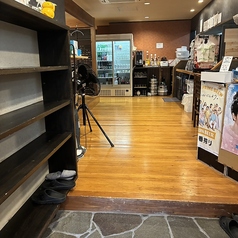 お洒落でカジュアルな雰囲気のテーブル席は、友人との楽しいひとときにぴったり♪落ち着いた照明の中、韓国料理を囲みながら楽しい会話が弾みます◎広々とした店内は居心地抜群で、デートや友人同士の気兼ねない飲み会などにも◎本場韓国料理を楽しみながら賑やかにお過ごしください★
