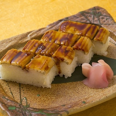 穴子棒寿司　～新鮮な焼き穴子の棒寿司。甘辛いタレと酢飯が一体に。