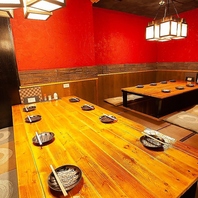 赤で彩られた、上品な空間◎