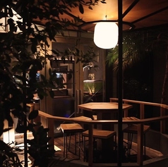 スタイリッシュな櫓型のデザインが特徴のテラス席です。ライトアップされた空間は洗練された雰囲気を演出し、カジュアルな会話から特別なひとときまで幅広くご利用いただけます。