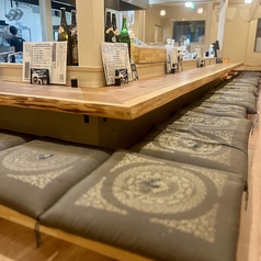 長いカウンター席