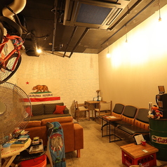 国分寺のシーシャガレージ HOLEの雰囲気1