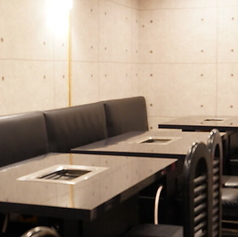 最大40名様までご利用できる大型の完全個室仕様の貸切空間をご用意しております。プライベート感を大切にしているため、周りを気にせずわいわい楽しめるのが大きな魅力です。大人数での会社宴会や同窓会に最適ですので、詳細をご希望の際は前もってご連絡くださいますようお願い申し上げます。