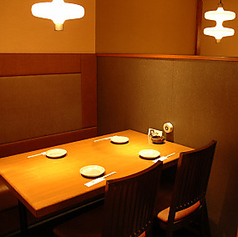 4名様から10名様までお席用意できます軽い仕切りがあります