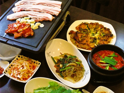 本場韓国家庭料理を味わう。美味しい料理と家庭的なあたたかさが人気のお店。