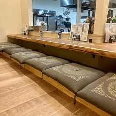 長いカウンター席