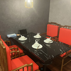 ご家族やご友人とのカジュアルな食事シーンから、会社宴会や歓送迎会などの賑やかな集まりまで幅広くご利用いただけるテーブル席です。席間隔を広く取ったゆったりとした内観で、周りを気にせずリラックスしてお過ごしいただけます。本格四川料理のコースと美味しいドリンクを心ゆくまでお楽しみください。