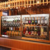 入口横の日本酒セラーの中には選りすぐりの全国各地の銘酒がずらりと並びます。