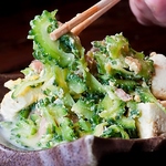 沖縄料理といったらやはりゴーヤチャンプルー！ゴーヤの程よい苦味がクセになる、大人気の一品です！