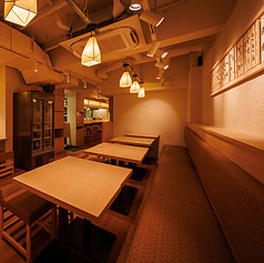 【豊富なテーブル席】お食事や宴会が素早くスタートできるお席。仲の良いご友人と焼鳥や鍋に舌鼓。こだわり仕入の旬食材と確かな美味しさが自慢。