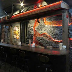 4名様までご利用いただけるテーブル席は、仲間との楽しい会話に花を咲かせるのにぴったり◎ 狩りたてのお肉料理を囲んでを語り合いましょう!