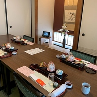 温かみのある照明と風情あるお部屋で充実したひと時を。