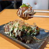 大手製粉店も認める、数種類の上質な粉だけを厳選し、ダシでブレンド♪銅板でもっちり、中トロッに仕上げました。大阪の文化である、たこ焼きとこだわりの串カツ、大阪名物の数々お店のメニュー全部で100種類以上を食べ飲み放題でぜひお楽しみください♪