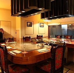 ご家族のお祝い事やクラス会などは、お食事はもちろん、おしゃべりも楽しみたいもの。当店の2階フロアでは、最大14名様までの個室風空間でお集まりを開催いただけます。お話のしやすいコの字型のテーブルはクラシックな雰囲気が心地よく、落ち着いてお食事を楽しんでいただけます。特別なひと時をお過ごしください。