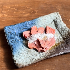 低温調理で仕上げた鶏レバー刺し