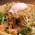 料理メニュー写真&nbsp;パリパリごぼうの温玉サラダ