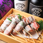 毎日丁寧に一本一本豚バラ肉を巻き、串打ちを行い、お客様へご提供◎名物「のりチーズ串」もあり！