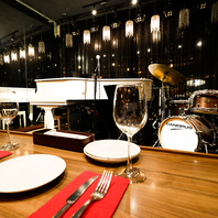 生演奏の迫力を目の前で体感できる人気の席は予約必須！