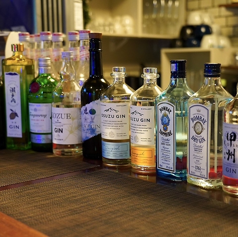 昼はカレーとお好み焼き、夜はバーに早変わり。自由気ままに楽しめる“よくばり空間。