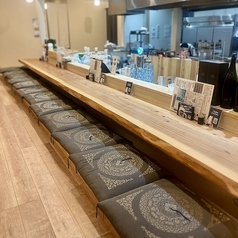 長いカウンター席